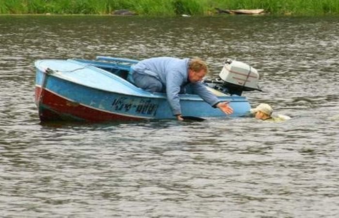 Под Астраханью на реке моторка столкнулась с подтопленным предметом