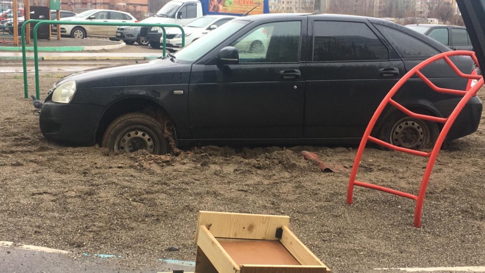 Водителю за неправильную парковку жестоко отомстила детская площадка 