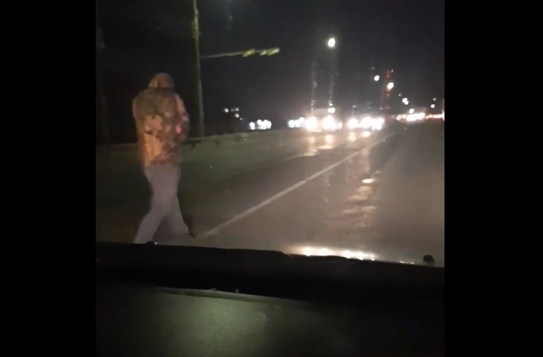 На видео попал бессмертный астраханец, который шел посреди Нового моста