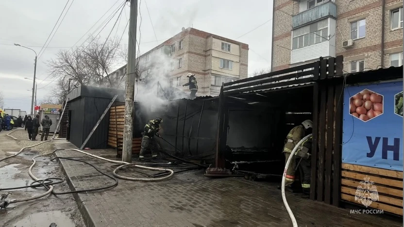 В Астрахани на рынке произошел крупный пожар 