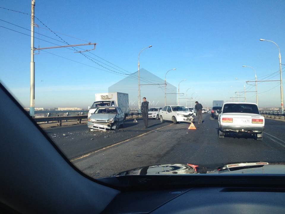 Авария на Новом мосту в Астрахани спровоцировала пробку