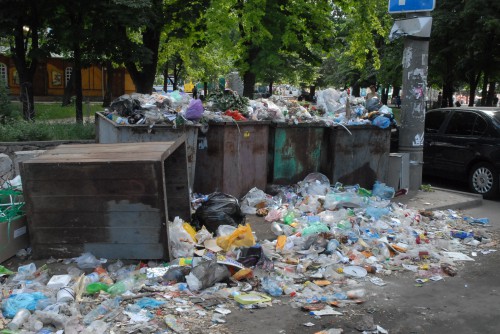 В Астрахани в мусорном контейнере нашли труп