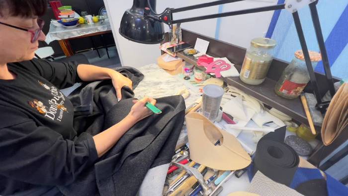 Бабушкин сундук: в Астраханском доме-интернате придумали, как использовать старые вещи в помощь бойцам