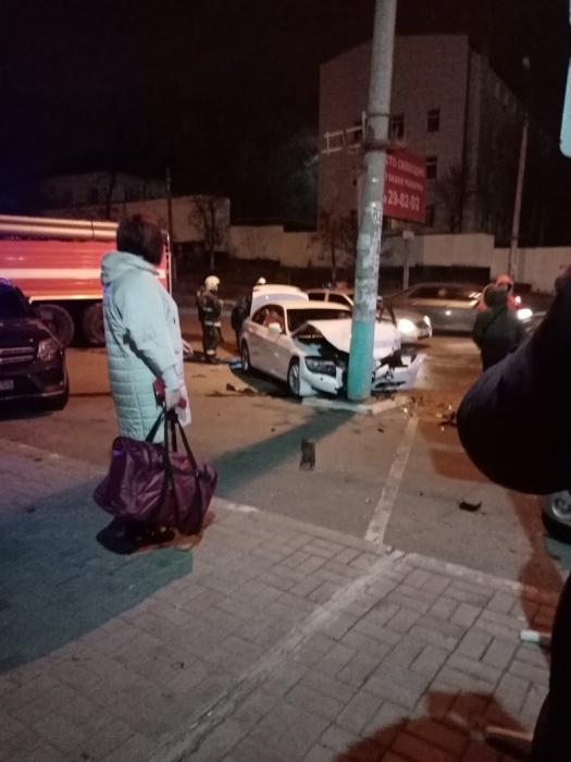 В Астрахани иномарка покорёжилась об столб. Видео