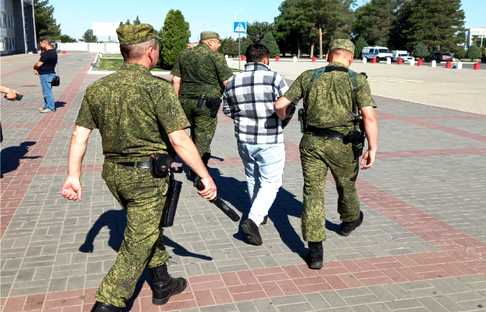 В  астраханском аэропорту задержали иностранца, пытавшегося пройти по паспорту брата-близнеца