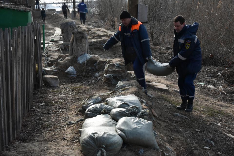 300 мешков с грунтом уложили у берега реки Болды в поселке Свободный