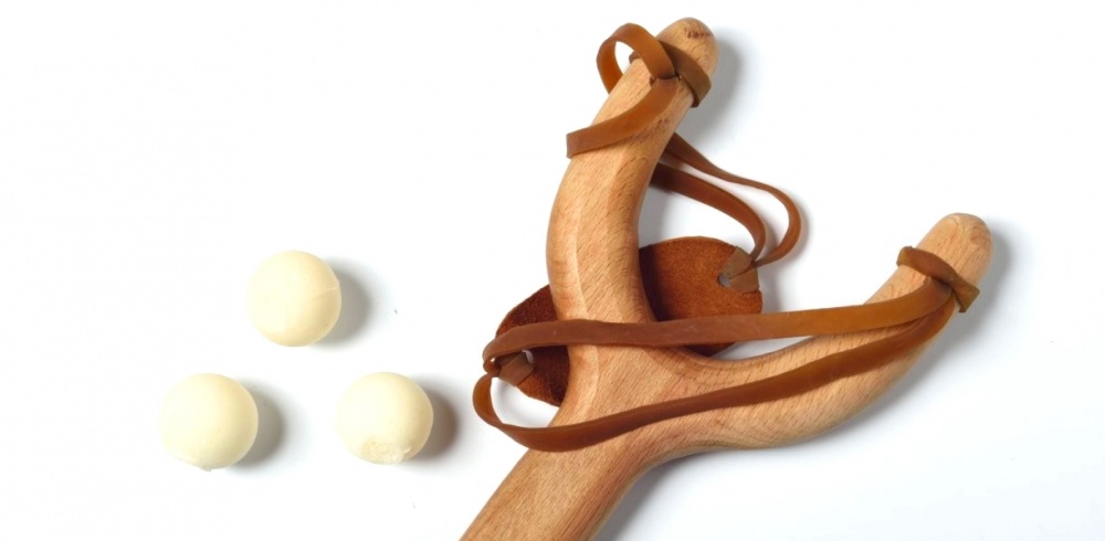 Взрослые игры: астраханец хотел при помощи рогатки передать наркотики в колонию