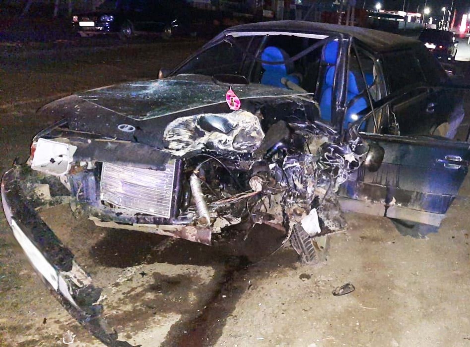 Под Астраханью Ладу покорежило до неузнаваемости после встречи с экскаватором