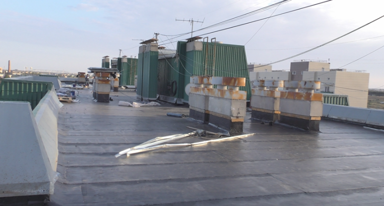 Жители дома в пер.Грановском в Астрахани обзаведутся крышей