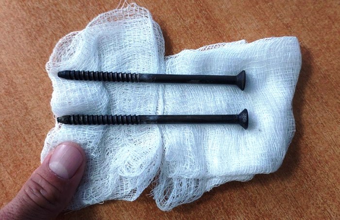 Астраханские врачи извлекли из желудка пациента два самореза