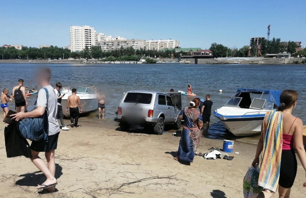 Задержан астраханец, который мыл машину на городском пляже