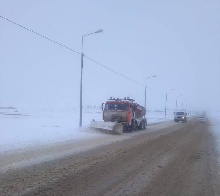 21 машина расчищает от снега федеральные трассы Астраханской области