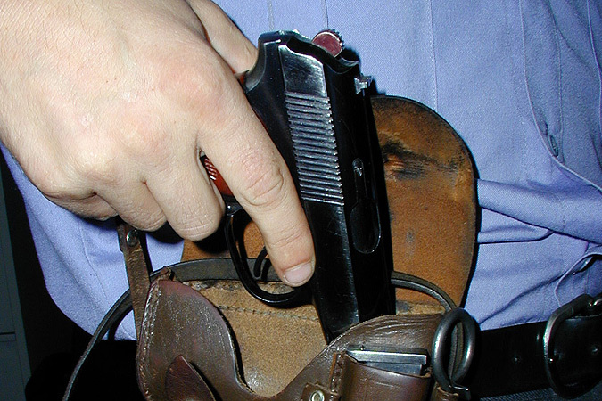 Под Астраханью пьяная молодежь пыталась отнять у полицейского оружие