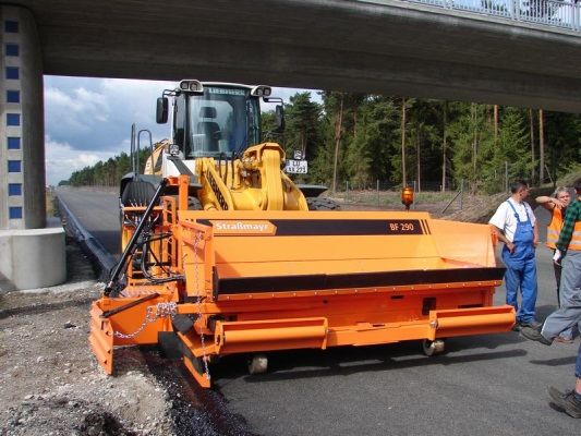 В Астрахани во время ремонта дороги рабочий погиб под колесами экскаватора 