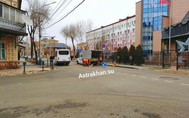 На улице Ленина тоже укладывают "лежачего полицейского"