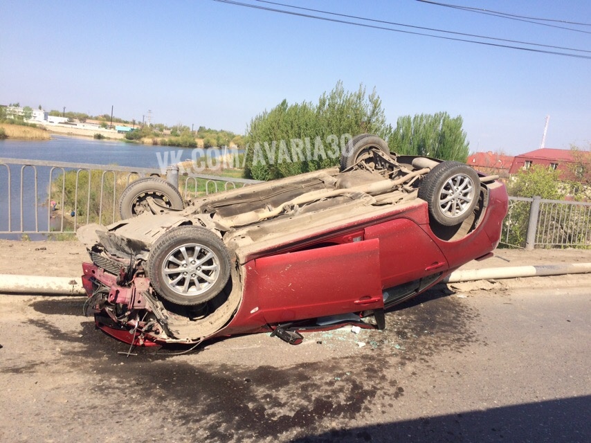 Страшная авария в Астрахани на мосту через Царев: иномарка перевернулась на большой скорости
