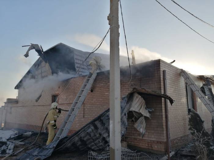 В Астраханской области пожар уничтожил 120 квадратных метров жилого дома