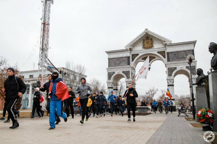 Сотни астраханцев начали первое утро нового года с пробежки