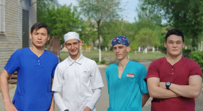 Студенты астраханского медколледжа добровольно пошли работать санитарами в госпиталь COVID-19