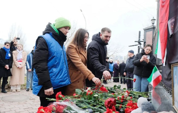 В Астрахани люди несут цветы к генеральному консульству Ирана