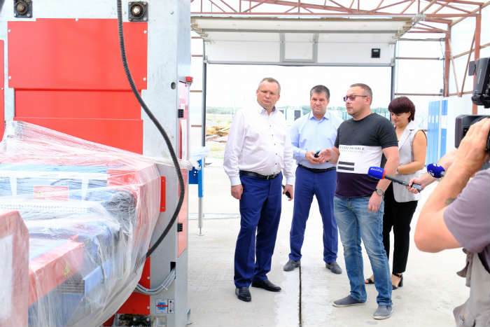 Обновленный стадион, модернизация предприятий и инвестиции – Игорь Мартынов посетил Харабалинский район