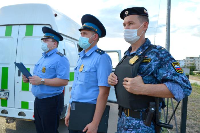 Астраханские приставы забрали у должника дорожный каток