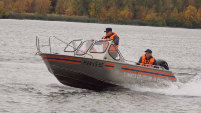 Лодку сносил сильный ветер: в Астрахани на Волге спасли семью с маленьким ребенком