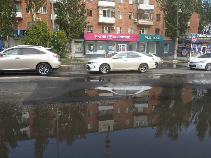 На улице Академика Королева недалеко от провала просел асфальт