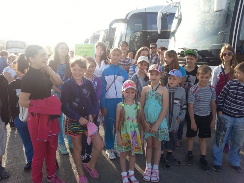 Более тысячи маленьких жителей Кировского района отправились в летние оздоровительные лагеря 