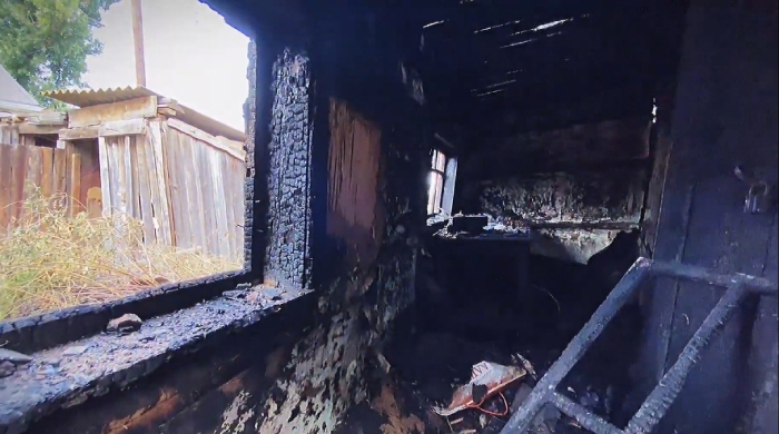 Под Астраханью полицейские без раздумий бросились в горящий дом и спасли двух людей