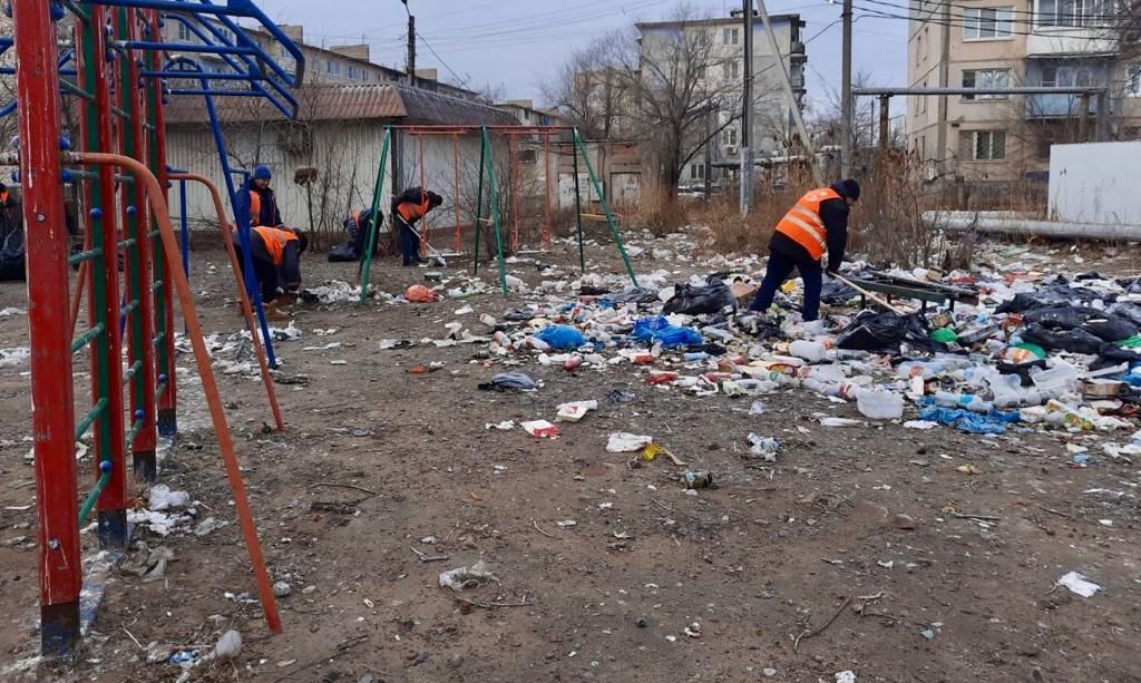 За первые два дня 2023 года в Астрахани вывезли 300 кубометров мусора