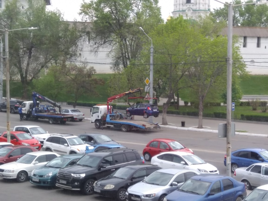 В Астрахани в центре города массово эвакуируют автомобили