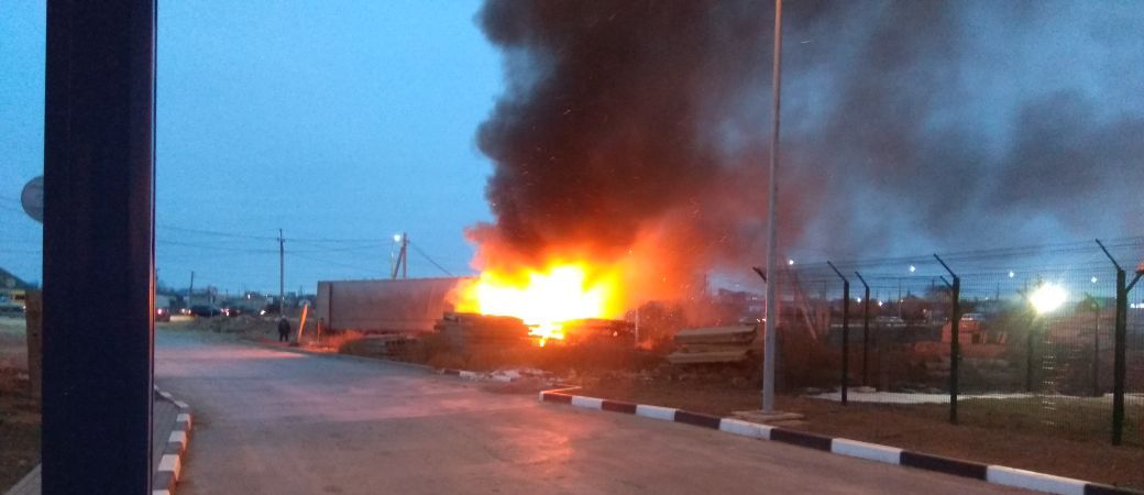В Астрахани около заправки сгорел автомобиль