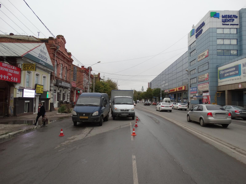 В центре Астрахани грузовик врезался в припаркованную "Газель"