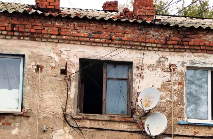 Ахтубинск: сегодня в аварийном двухэтажном доме обрушилась дранка