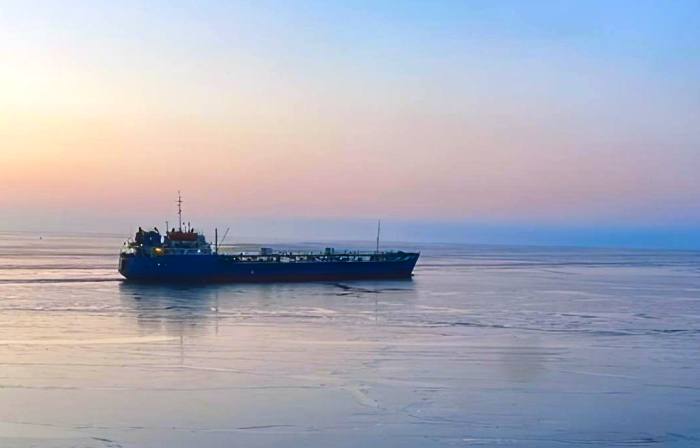 С полуночи в Астраханской области открывается период ледокольной проводки судов