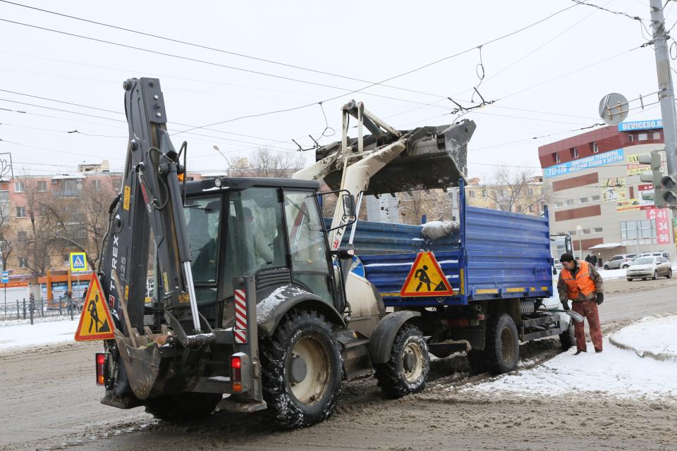 На дороги Астрахани вышли более 40 единиц спецтехники