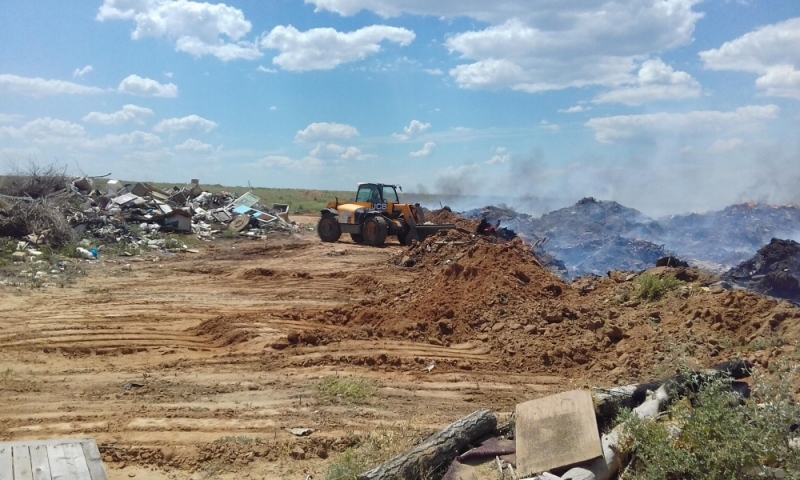 В Астраханской области горела свалка