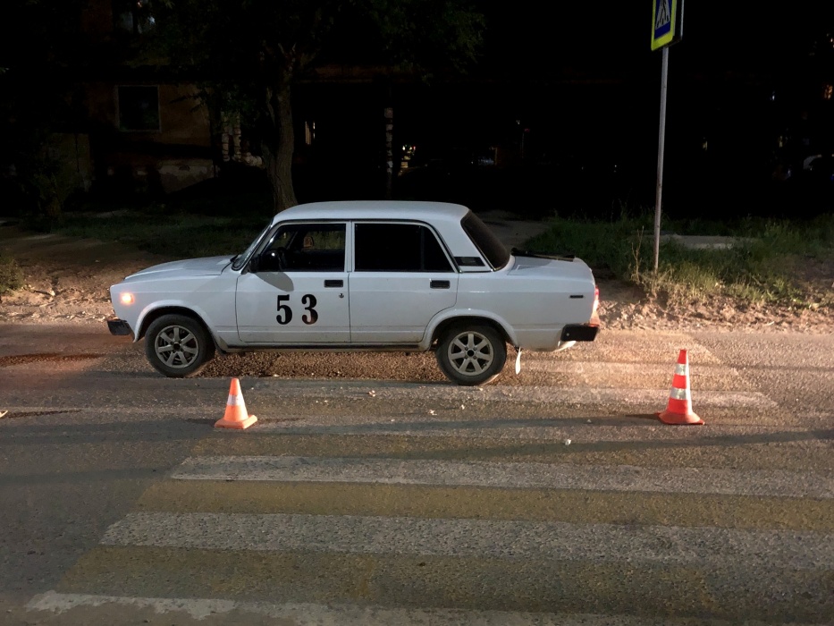 В Астраханской области ВАЗ сбил двоих пешеходов 