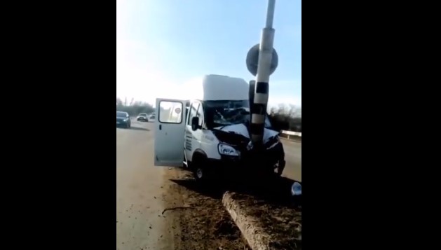 В Астраханской области пассажирская маршрутка разбилась об столб: видео