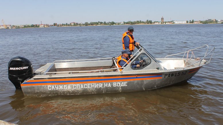 В Астрахани подростки чуть не утонули, переплывая Волгу