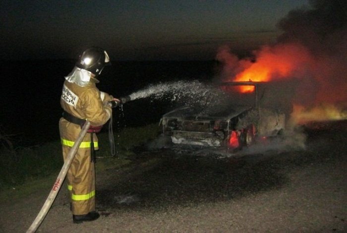 Ночью в 40 км от Астрахани горела машина, двух мужчин отправили с ожогами в больницу