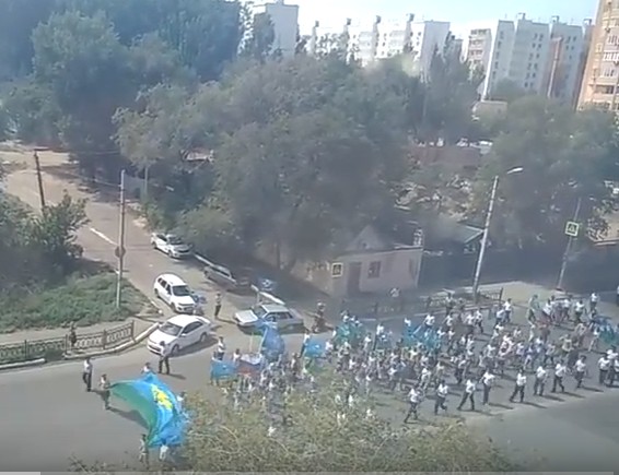 Видео дня: десантники шагают по Астрахани