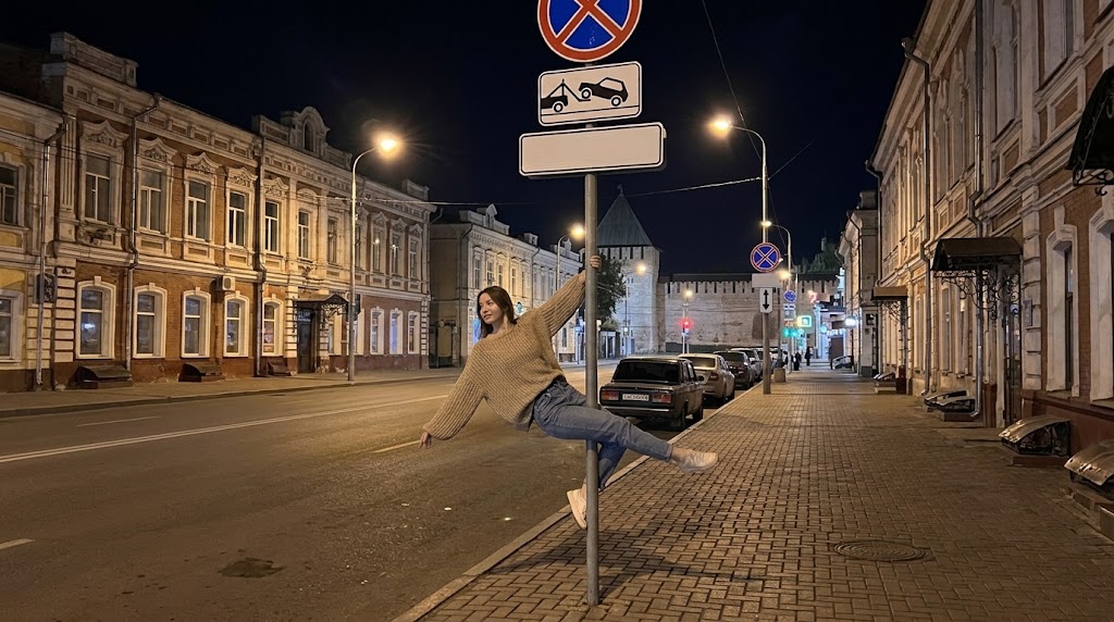 Молодых астраханцев отправили под арест за деструктивные танцы у дорожного знака 