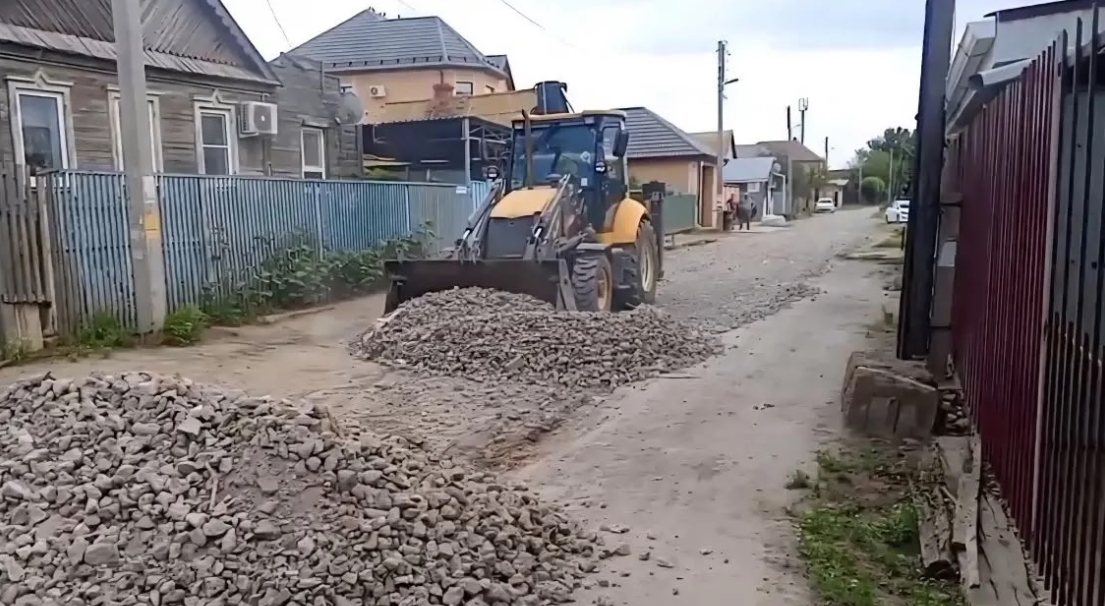Астраханские грунтовые дороги продолжают подсыпать