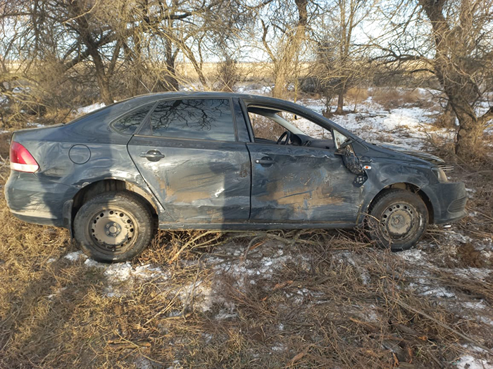 Под Астраханью перевернулся автомобиль, водитель и пассажир в больнице