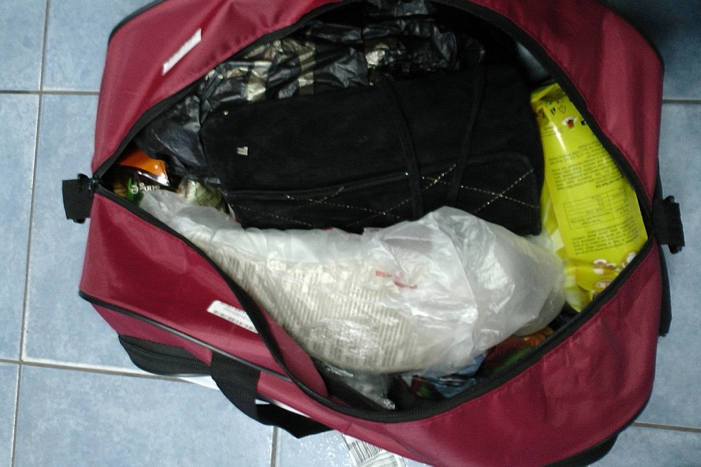 Работник астраханского аэропорта украл вещи из багажа пассажира