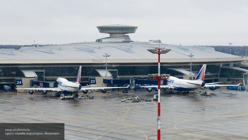 Самолет, у которого по дороге в Астрахань отказал двигатель, успешно приземлился во Внуково