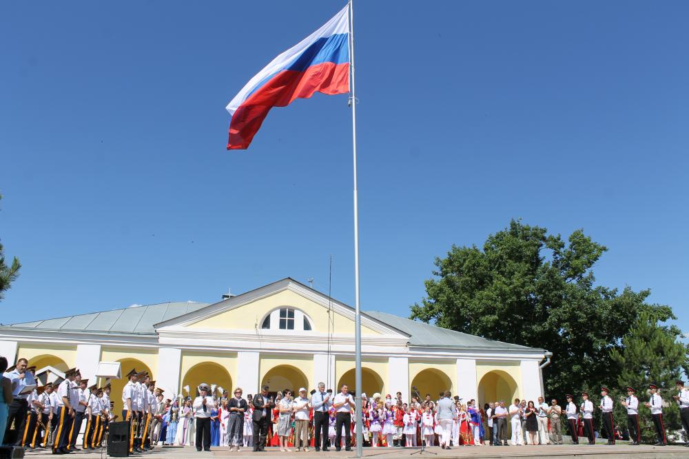 Астраханцев приглашают пронести флаг России и исполнить гимн