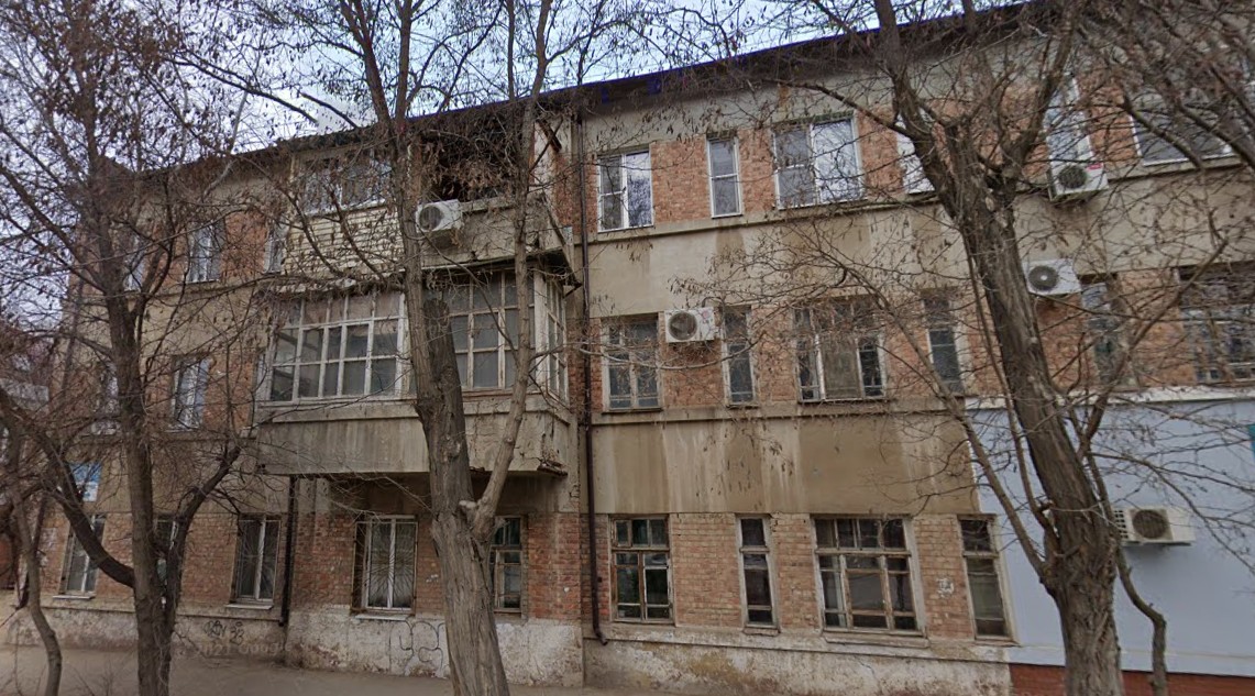 Власти Астрахани в судебном порядке выселяют людей из аварийного дома